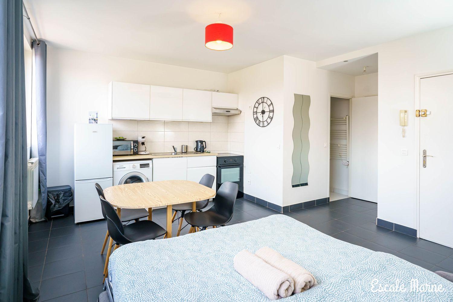 Escale-Marne Fr - 202 - Free Parking - Free Luggage Storage - All Equipped - Linen Included - Washing Machine - 10Mn Walk Metro 8 - Rer A - Panoramic View - From 1 To 14 Guests Maisons-Alfort Room photo