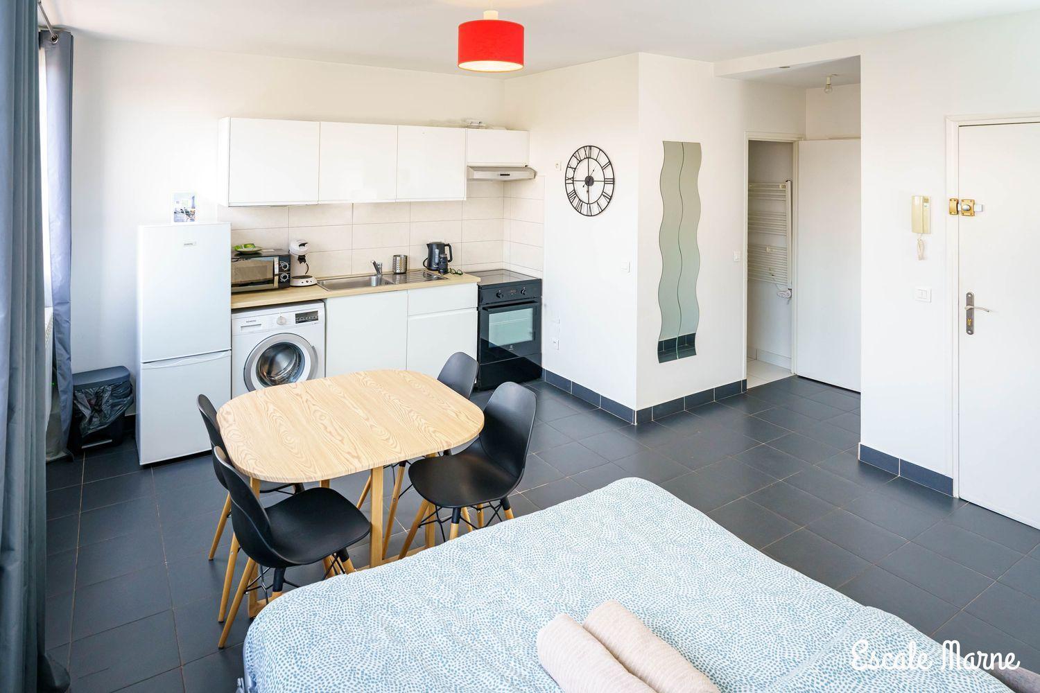 Escale-Marne Fr - 202 - Free Parking - Free Luggage Storage - All Equipped - Linen Included - Washing Machine - 10Mn Walk Metro 8 - Rer A - Panoramic View - From 1 To 14 Guests Maisons-Alfort Room photo